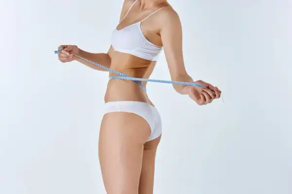 Liposukcja kawitacyjna: co to jest? Bezinwazyjne modelowanie sylwetki