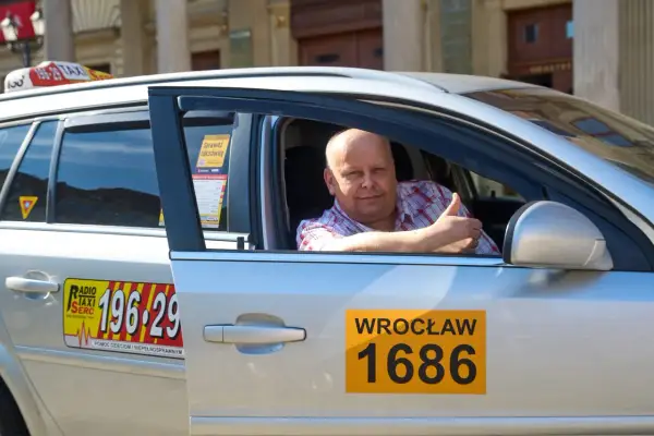 Taksówka z lotniska Wrocław do centrum: 45 czy 95 zł? Wybierz mądrze!