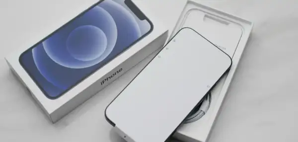 Nowy iPhone w pudełku, gotowy do pomocy w tym, jak przenieść kontakty z Androida na iPhone.