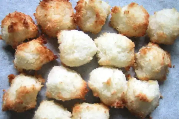 Des boules de coco dorées et moelleuses, parfaites pour une recette boule coco facile et rapide.