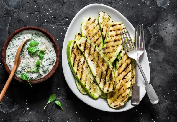 Perfekt gegrillte Zucchinischeiben mit Kräuterquark. Ein leichter Genuss, der Lust auf mehr macht.