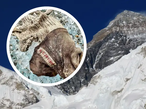 Ein Handschuh mit der Aufschrift "A. Irvine" liegt auf Eis am Mount Everest. Die Zahl der Toten am Mount Everest ist hoch.