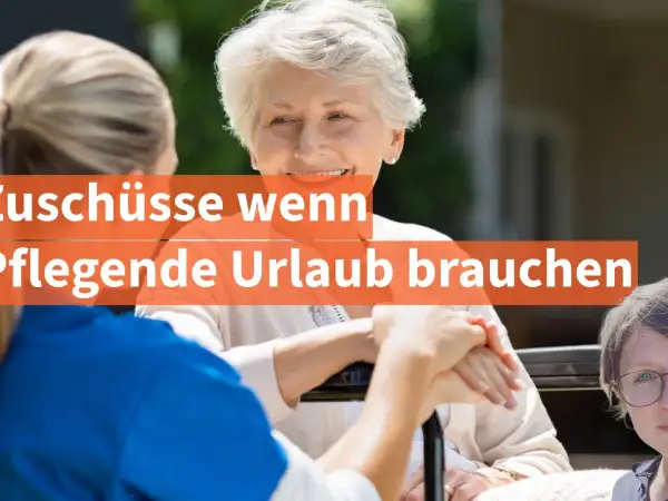 Zuschuss Pflegekasse: Urlaub für pflegende Angehörige. Eine ältere Frau lächelt, während eine Pflegerin ihre Hand hält.