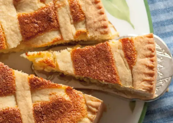 Ein Stück Pastiera Napoletana, ein traditioneller italienischer Kuchen, der nach einem klassischen Rezept zubereitet wurde.