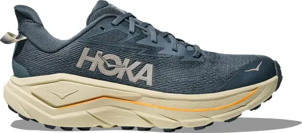 Chaussure de course Hoka bleu marine, avec semelle épaisse beige et détails orange. Le logo Hoka est bien visible. Parfaite pour le trail avec son drop 8mm.