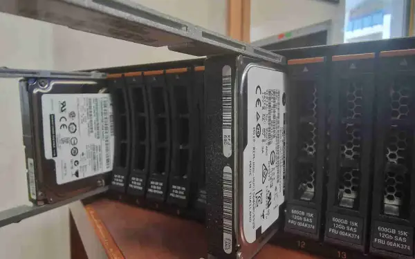 Dyski SSD w obudowie serwerowej, gotowe do konfiguracji SSD RAID. Widoczne etykiety z danymi technicznymi dysków.