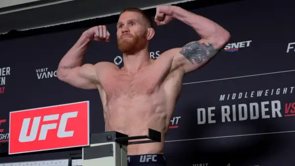 Matt Frevola, med skägg och tatueringar, poserar muskulöst på UFC-vågen.