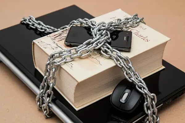Zabezpieczony łańcuchem laptop, książka i telefon. Jak wyłączyć Avast?