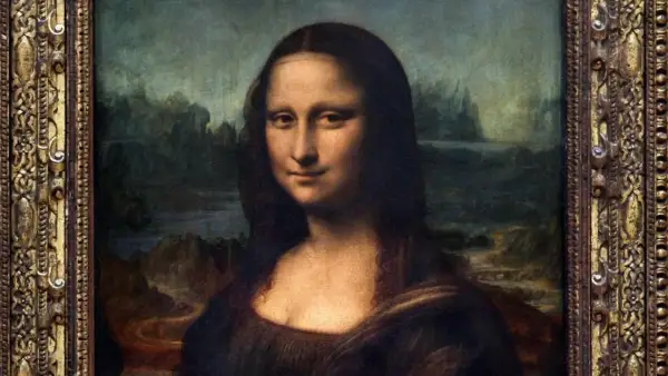 Portret Mony Lisy w złoconej ramie. Jej tajemniczy uśmiech sprawia, że zastanawiamy się, ile jest warta Mona Lisa.
