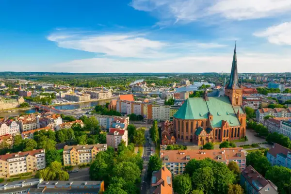 Szczecin atrakcje dla młodzieży: widok na miasto z katedrą i rzeką. Idealne miejsce na wakacje pełne wrażeń!