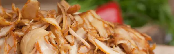 Pokrojone, soczyste mięso z kurczaka na kebab, z widocznymi przyprawami.