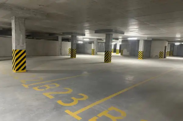 Parcheggio condominiale con posti auto numerati. Scopri il prezzo per l'affitto posto auto condominiale.