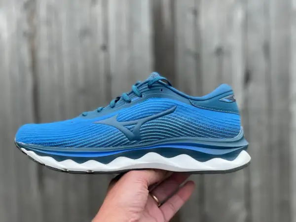 Niebieski but do biegania Mizuno Wave Sky 5 z charakterystycznym logo.