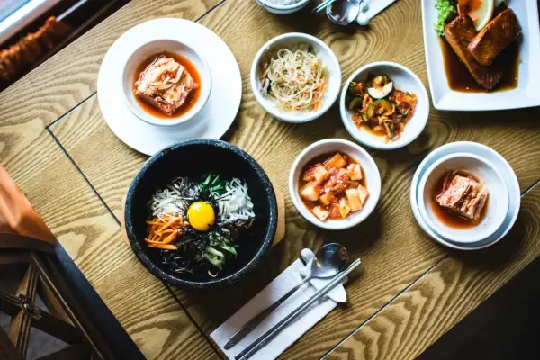 Pyszne dania kuchni koreańskiej w qb restauracji: bibimbap, kimchi i łosoś.