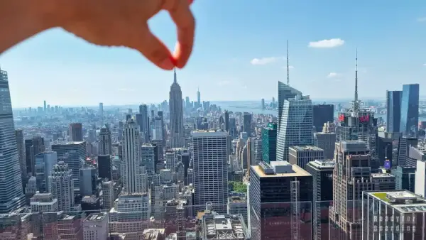 Widok na Manhattan, z Empire State Building w tle. Idealne miejsce, by zacząć planować, co zwiedzić w Nowym Jorku.