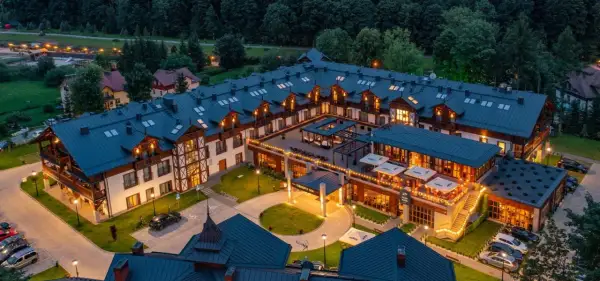 Elegancki hotel Szczawnica Park Resort & Spa w otoczeniu zieleni. Wiele pozytywnych hotel szczawnica park resort & spa opinie potwierdza jego urok.