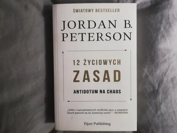 Okładka książki Jordana B. Petersona "12 życiowych zasad". Antidotum na chaos, które pomaga uporządkować życie.