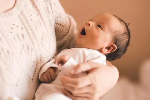 Mama fizjoterapeuta: jak podnosić niemowlę bezpiecznie?