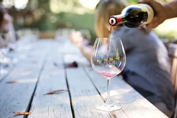 Czerwone wino nalewane do kieliszka. Czy to Carlo Rossi ile ma %?
