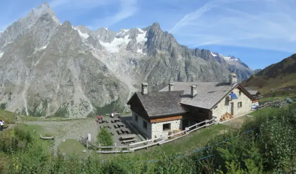 Rifugi in Piemonte facili da raggiungere, con tavoli all'aperto e vista mozzafiato sulle montagne.