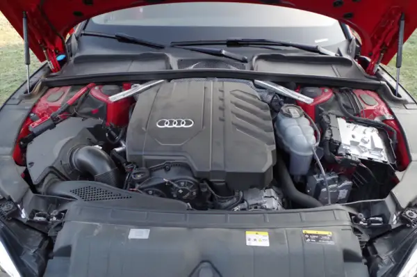 Silnik 2.0 TFSI w Audi A5, gotowy do pracy.
