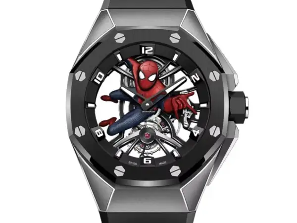 Orologio con quadrante scheletrato e ap spiderman in azione.