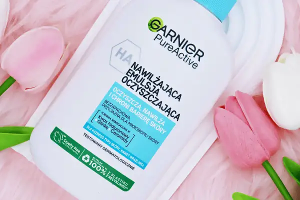 Nawilżająca emulsja Garnier PureActive oczyszcza i chroni barierę skóry. Idealna dla każdego typu cery.