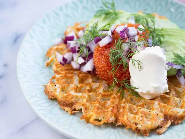 Matiga våfflor med rom, gräddfil, rödlök och dill. En härlig och mättande rätt.