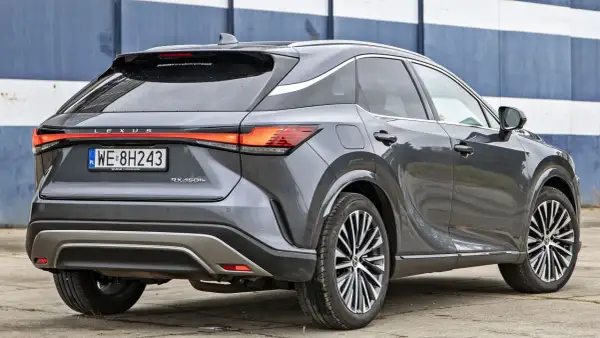 Szary Lexus RX 450h+ z tablicą WE 8H243. Poznaj jego imponujące lexus rx wymiary i styl.