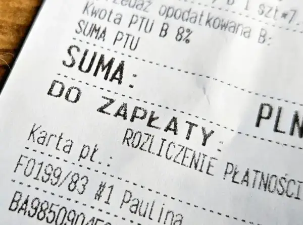 Fragment paragonu z napisem "DO ZAPŁATY". Widoczne są też dane do faktury, takie jak "SUMA" i "PLN".