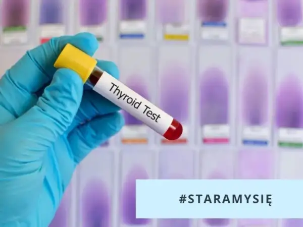 Rękawiczka trzyma probówkę z krwią do badania tarczycy. Czy wynik TSH robi się na czczo? #staramysię