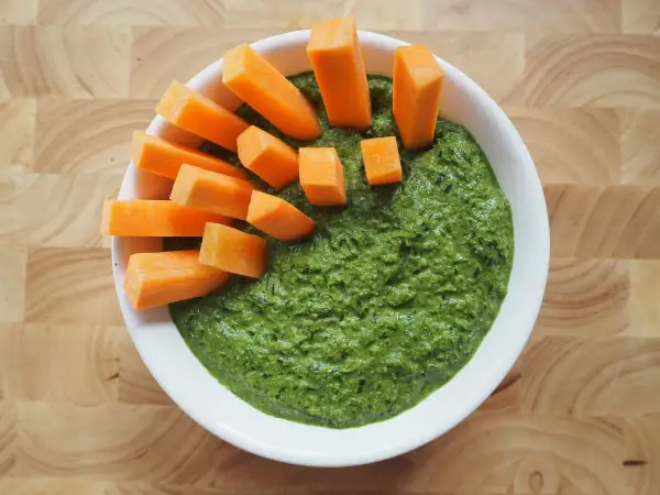 Pesto z natki marchewki podane z kawałkami marchewki. Idealna przekąska dla każdego.