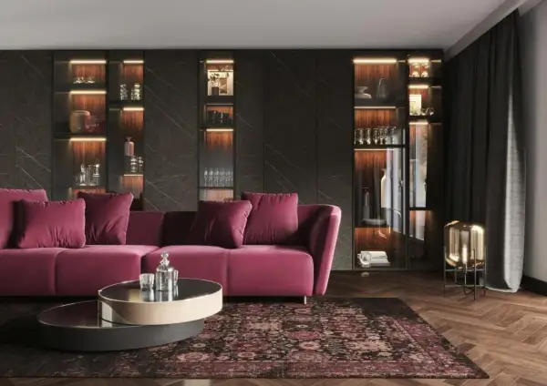Elegancki salon z sofą w kolorze fuksji i dywanem w stylu art deco malarstwo. Podświetlane witryny pełne szkła i dekoracji.