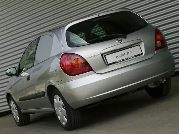 Srebrny Nissan Almera N16 z tyłu, z widocznym napisem "ALMERA NISSAN ÖSTERREICH" na klapie bagażnika.
