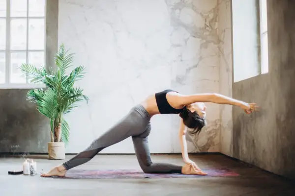 Une femme pratique le yoga, améliorant sa souplesse. Une pose parfaite pour un débutant cherchant à s'étirer.