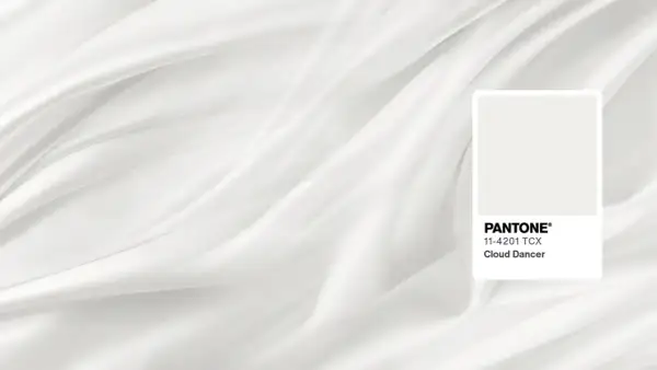 Tessuto bianco drappeggiato, con campione colore Pantone 11-4201 TCX, Cloud Dancer, il colore pantone 2026.