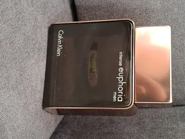 Elegancki flakon Calvin Klein Euphoria Intense 100ml (men) w kolorze czarnym i miedzianym.