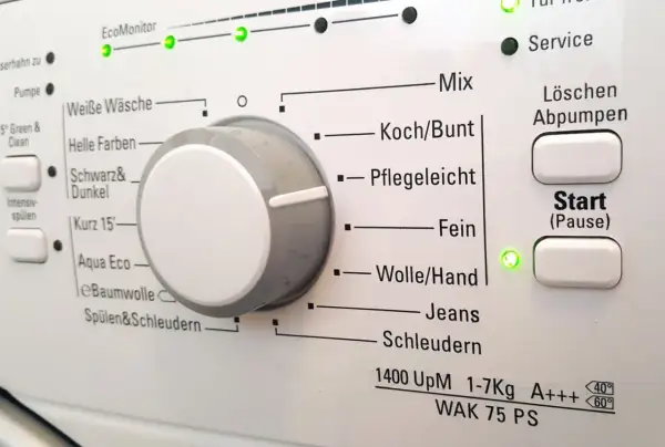 Panel sterowania pralki Beko z pokrętłem wyboru programów i przyciskami.