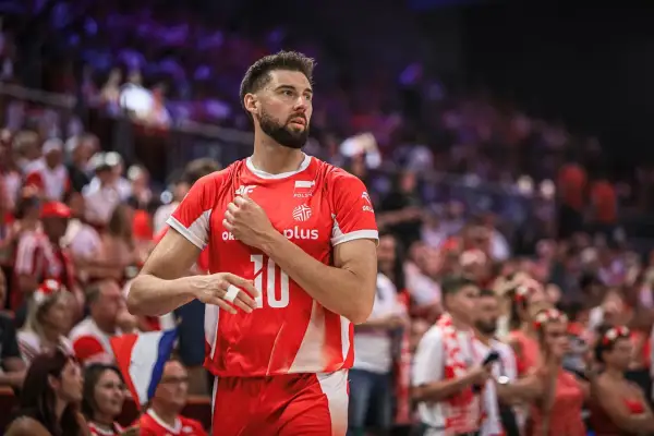Bartek Bednorz w czerwonej koszulce z numerem 10, na tle kibiców.