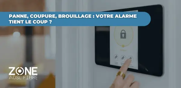 Une main touche un écran d'alarme sécurisé. La question "Panne, coupure, brouillage : votre alarme tient le coup ?" est affichée.