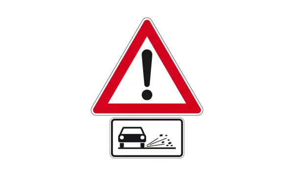 Achtung! Zeichen 265 warnt vor Steinschlag. Ein Auto fährt über lose Steine, die aufgewirbelt werden.