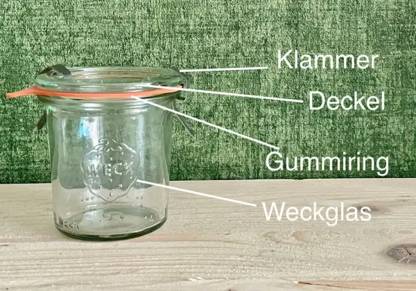 Ein Weckglas mit Klammer, Deckel und Gummiring. Perfekt für die Einkochzeiten Tabelle Weck.