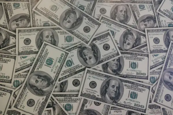Stos stuzłotówek. Prognozy kursu dolara na 2026 rok mogą być niepewne, ale te banknoty symbolizują stabilność.
