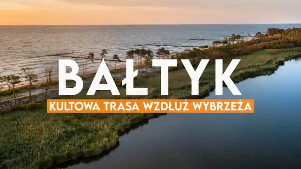 Zachód słońca nad Bałtykiem. Widok na morze, plażę, las i rzekę. Napis "BAŁTYK KULTOWA TRASA WZDŁUŻ WYBRZEŻA" sugeruje podróż drogą R10.