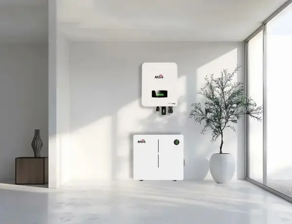 Nowoczesny falownik do fotowoltaiki 10kW i magazyn energii Afore w minimalistycznym wnętrzu.