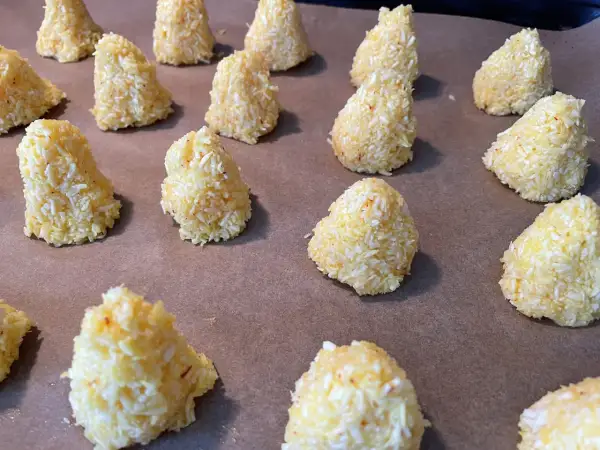 Små, konformade kokostoppar redo att bakas. Ett enkelt och gott recept för hembakade godsaker.