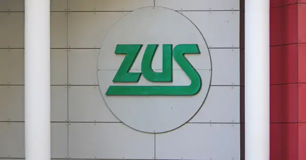 Logo ZUS. Zastanawiasz się, czy na L4 można wyjechać za granicę? Sprawdź przepisy ZUS.