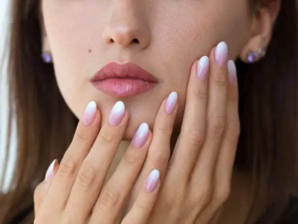 Delikatny manicure baby boomer na zadbanych paznokciach, podkreślający subtelne piękno dłoni.