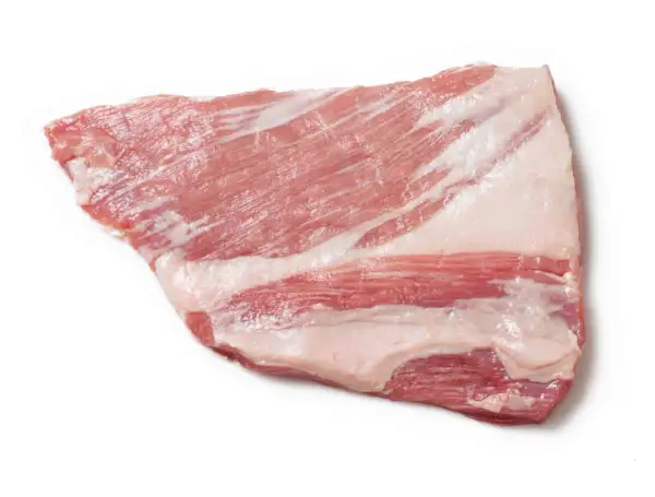 Råa sidfläsksskivor med synliga lager av kött och fett. Perfekt för att uppnå rätt pluma temperatur vid tillagning.