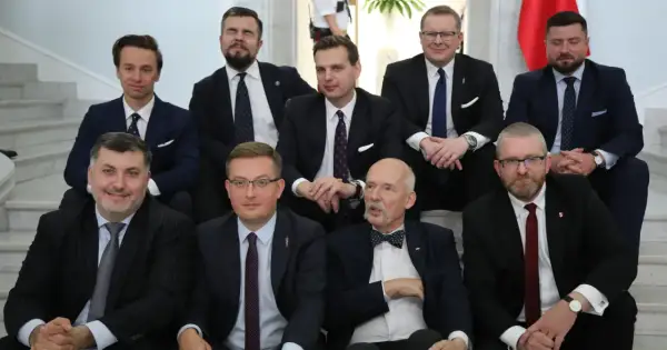 Grupa mężczyzn w garniturach, być może symbolizująca ruch narodowy a wolnościowcy starcie frakcji wewnątrz Konfederacji.